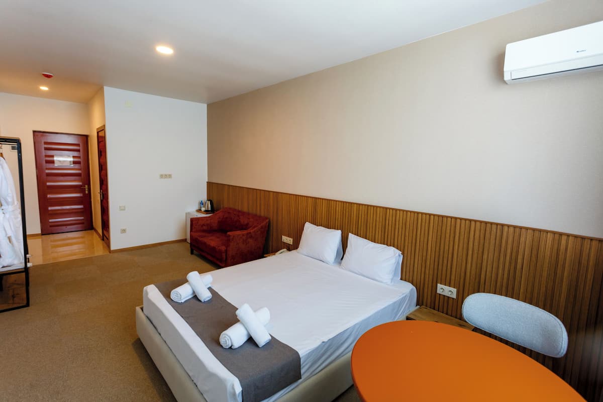 Superior Suite | 1 bedroom, Select Comfort beds, minibar, iron/ironing board