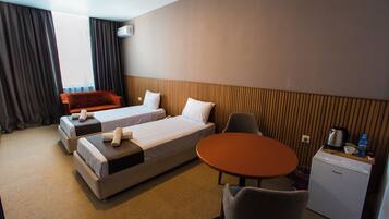 Chambre Supérieure avec lits jumeaux | Matelas Select Comfort, minibar, fer et planche à repasser