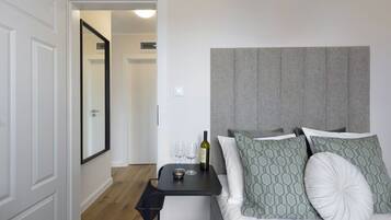 Club Apartment | Iron/ironing board, free WiFi