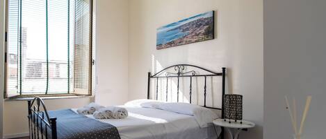 1 bedroom, desk, free WiFi, bed sheets