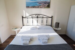 1 chambre, bureau, accès au Wi-Fi (inclus), literie fournie