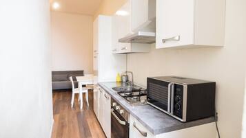 Kühlschrank, Mikrowelle, Ofen, Herdplatte