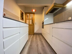 Een koelkast, een magnetron, een oven, een kookplaat