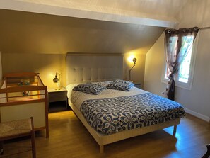 3 bedrooms, iron/ironing board, free WiFi, bed sheets