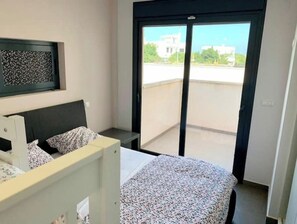 2 quartos, ferros/tábuas de passar roupa, berço de viagem