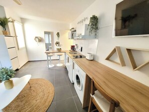 Kylskåp, mikrovågsugn, spishäll och kaffe- och tebryggare