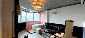 Royal tweepersoonskamer | Individueel gedecoreerd, individueel gemeubileerd, een bureau