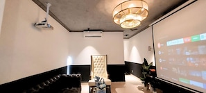 Royal tweepersoonskamer | Individueel gedecoreerd, individueel gemeubileerd, een bureau