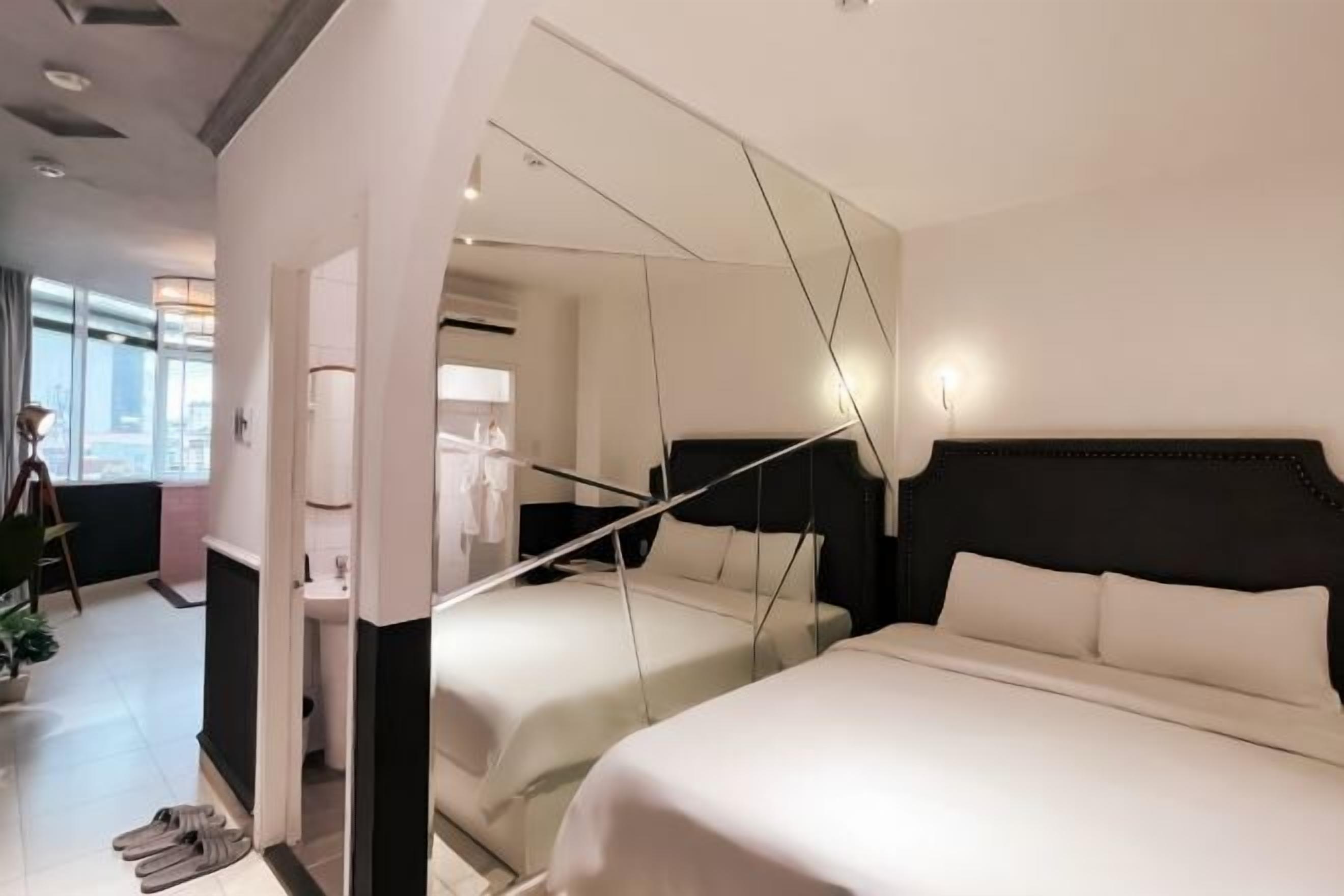 각각 다른 스타일의 인테리어, 각각 다르게 가구 비치, 책상, 노트북 작업 공간