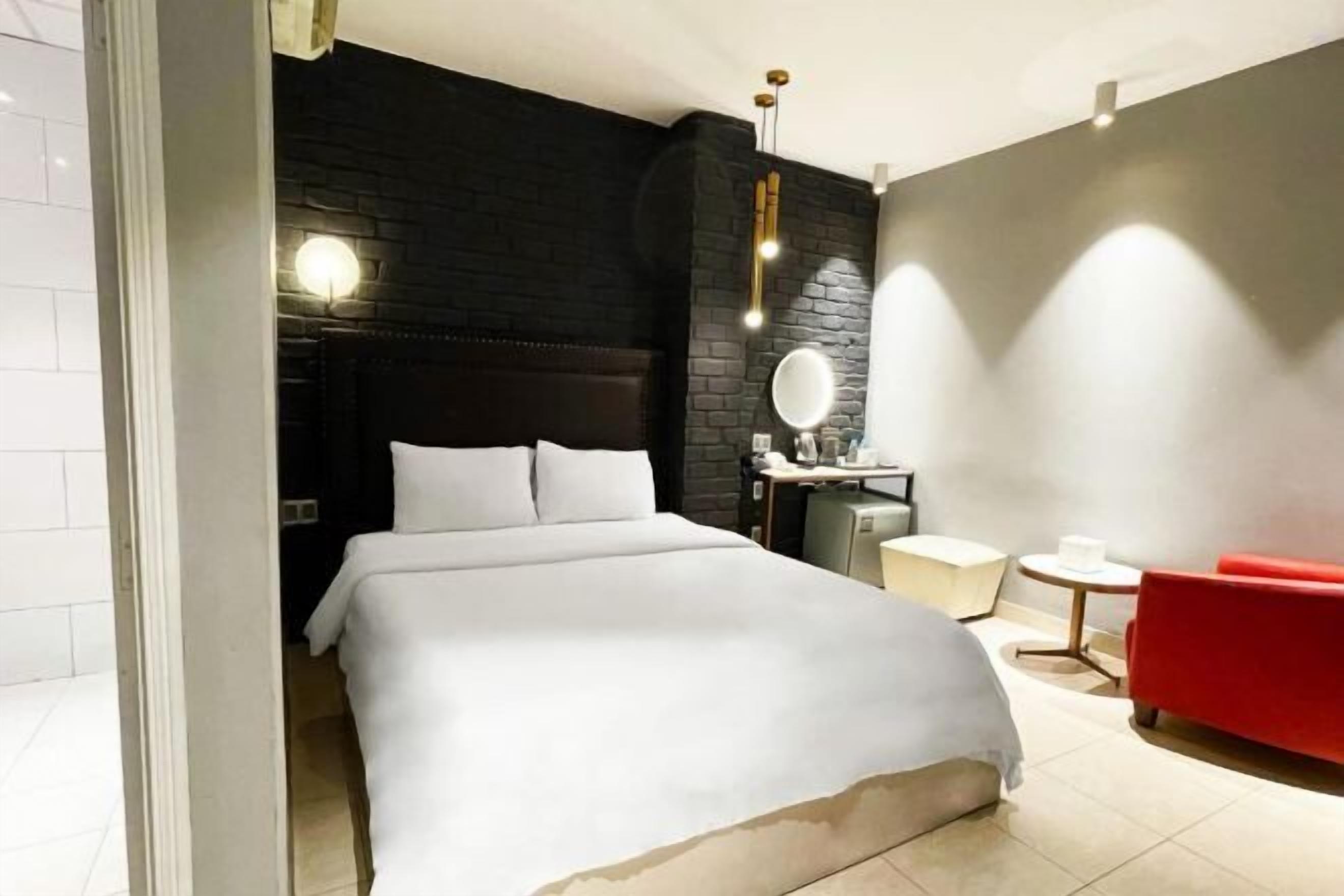 각각 다른 스타일의 인테리어, 각각 다르게 가구 비치, 책상, 노트북 작업 공간