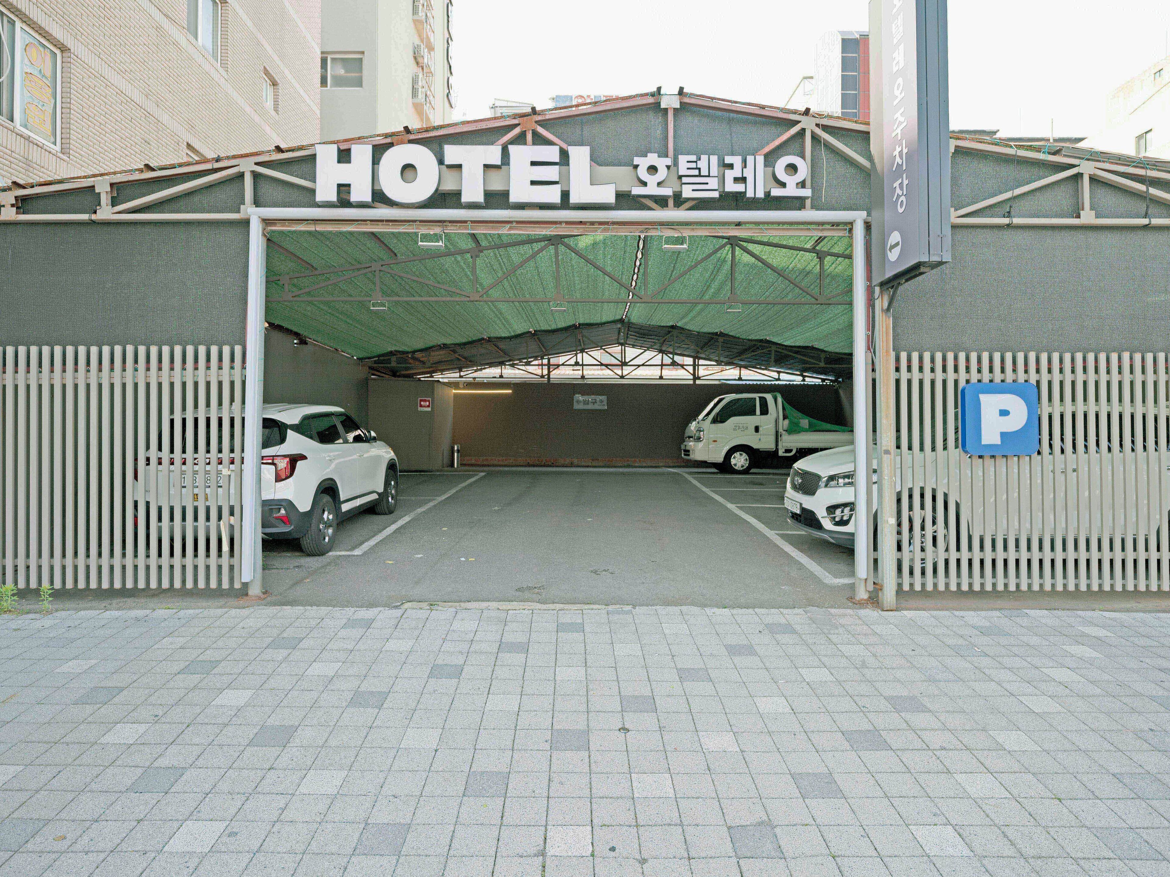 A hotel entrance with a covered parking area.