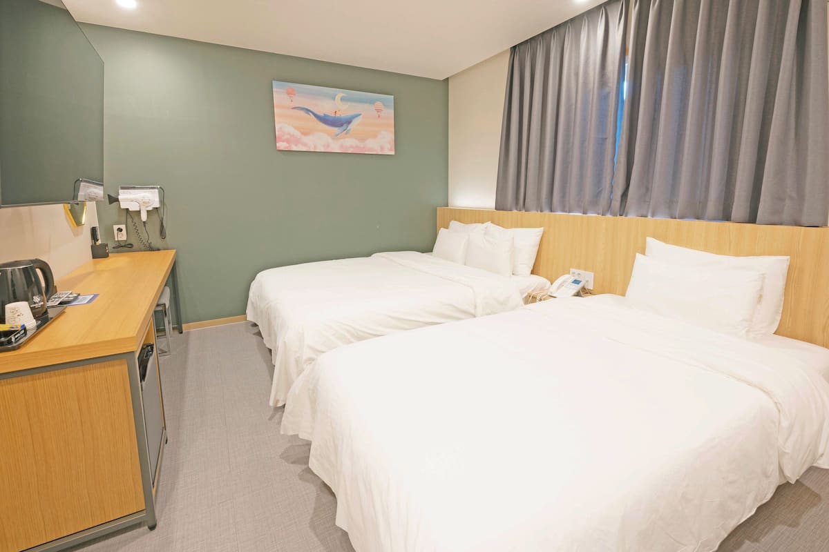 Ropa de cama hipoalergénica, muebles diferentes y escritorio