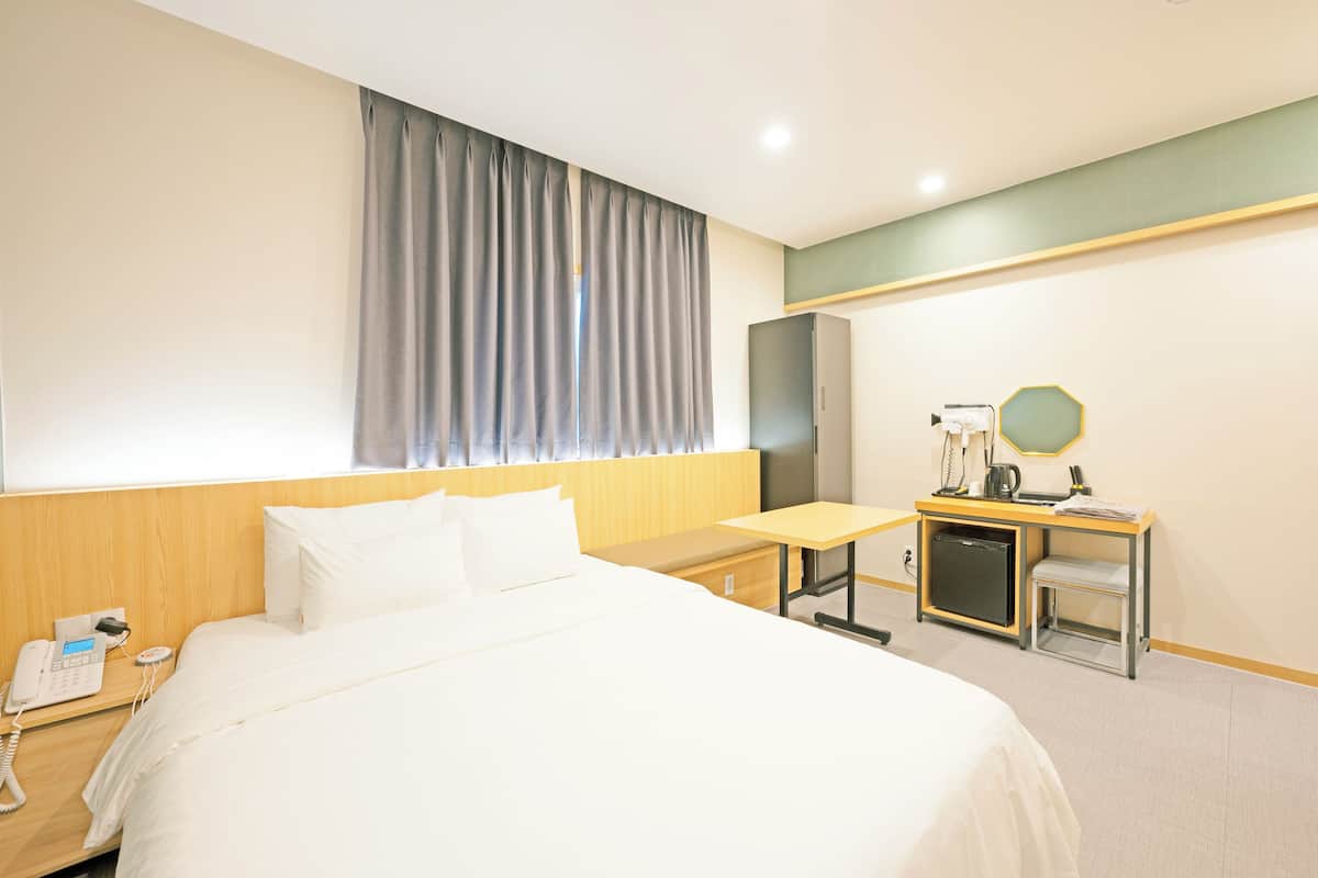 Ropa de cama hipoalergénica, muebles diferentes y escritorio