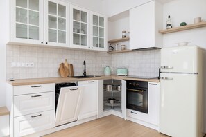 Oven, dishwasher, coffee/tea maker, electric kettle