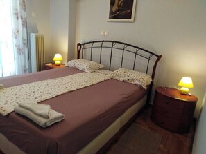 5 bedrooms, iron/ironing board, WiFi, bed sheets