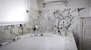 Appartement, meerdere bedden | Badkamer | Een douche, een haardroger, handdoeken