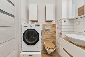 Shower, hair dryer, towels, shampoo