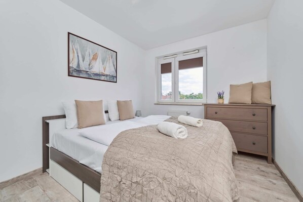 2 bedrooms, desk, iron/ironing board, travel cot