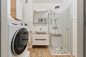 Douche, sèche-cheveux, serviettes fournies, shampoing