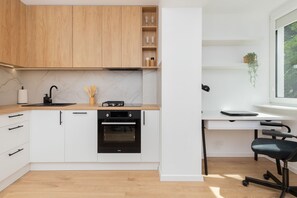 Een koelkast, een oven, een kookplaat, een vaatwasser