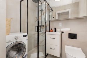 Shower, hair dryer, towels, shampoo