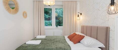 1 habitación, escritorio, tabla de planchar con plancha y cuna de viaje