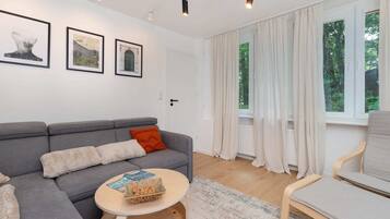 Una televisión, una oficina