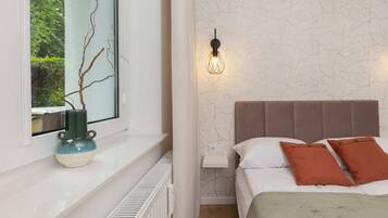 1 dormitorio, escritorio, tabla de planchar con plancha y cuna de viaje