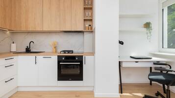 Frigorífico, horno, placa de cocina y lavavajillas