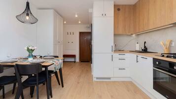 Frigorífico, horno, placa de cocina y lavavajillas