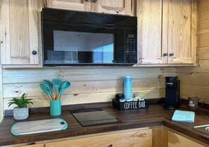 Réfrigérateur, micro-ondes, plaque de cuisson, cafetière/bouilloire