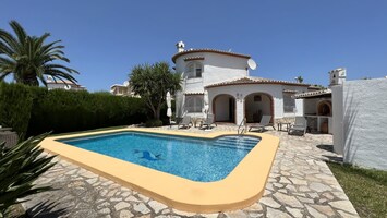 casa y piscina
