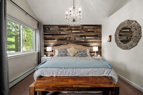 Cozy Creek! End Unit with Creekside Patio, Grill, Top Deck & Communal Hot Tub!