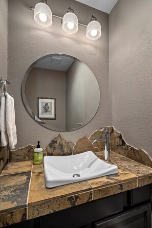 Duschwanne, Haartrockner, Handtücher, Seife