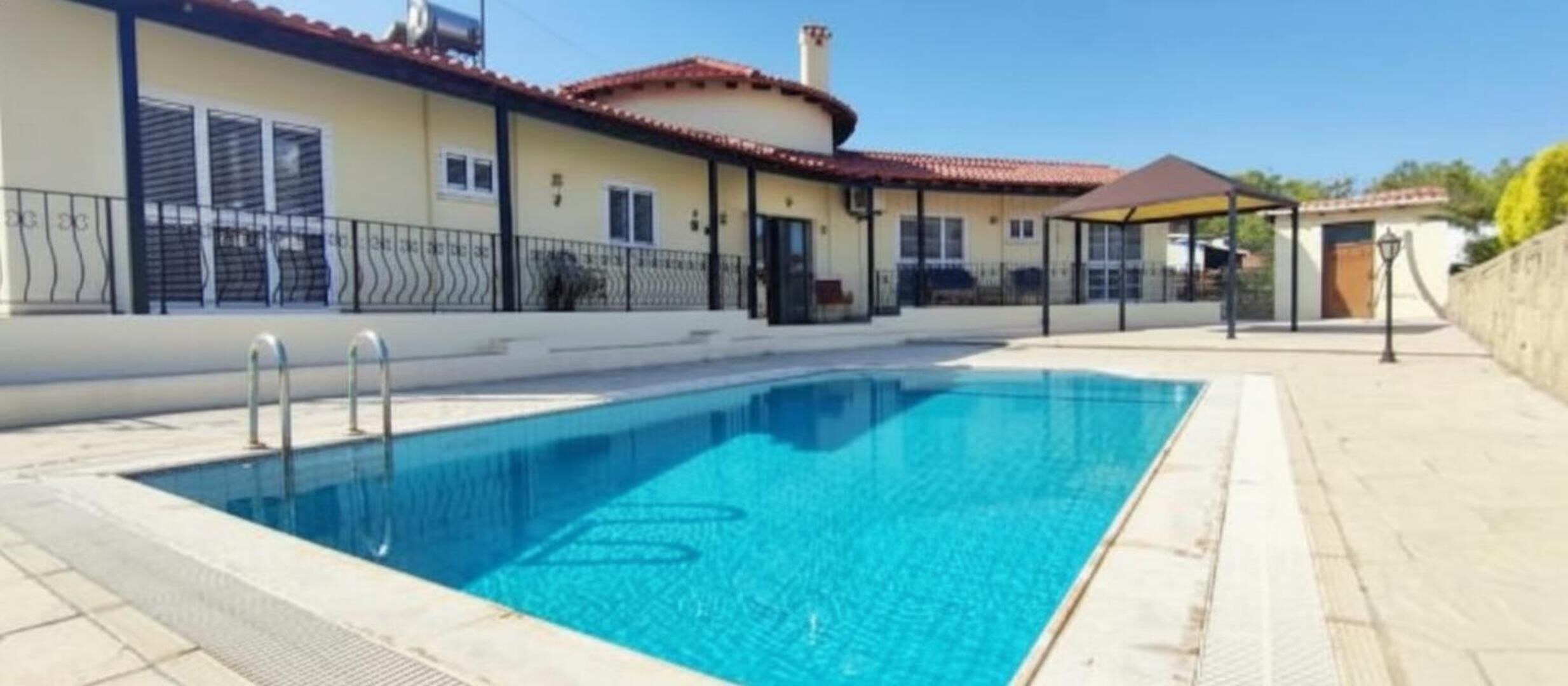 Kapalı yüzme havuzu 