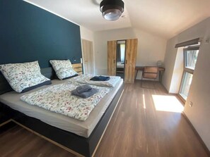 3 bedrooms, desk, iron/ironing board, travel cot