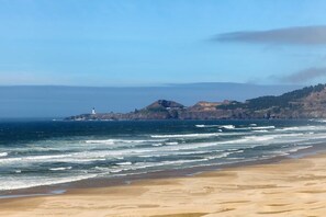 Beach nearby - Nye Beach! Historic Nye Creek Cottage! Walk to Everything! (Newport)