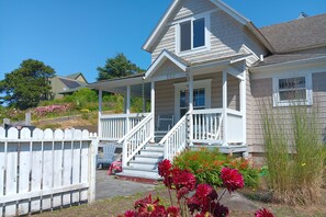 Exterior - Nye Beach! Historic Nye Creek Cottage! Walk to Everything! (Newport)