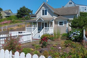 Exterior - Nye Beach! Historic Nye Creek Cottage! Walk to Everything! (Newport)