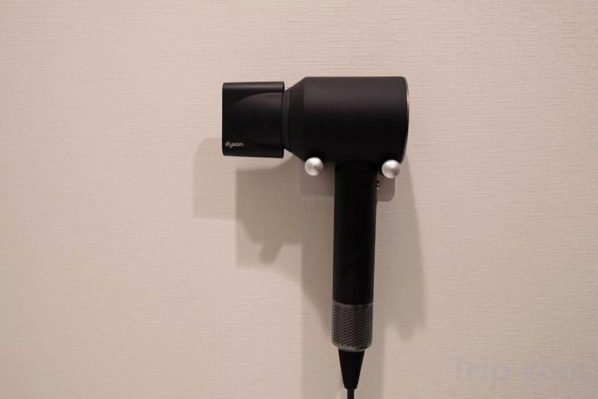 Shower, hydromassage showerhead, free toiletries, hair dryer