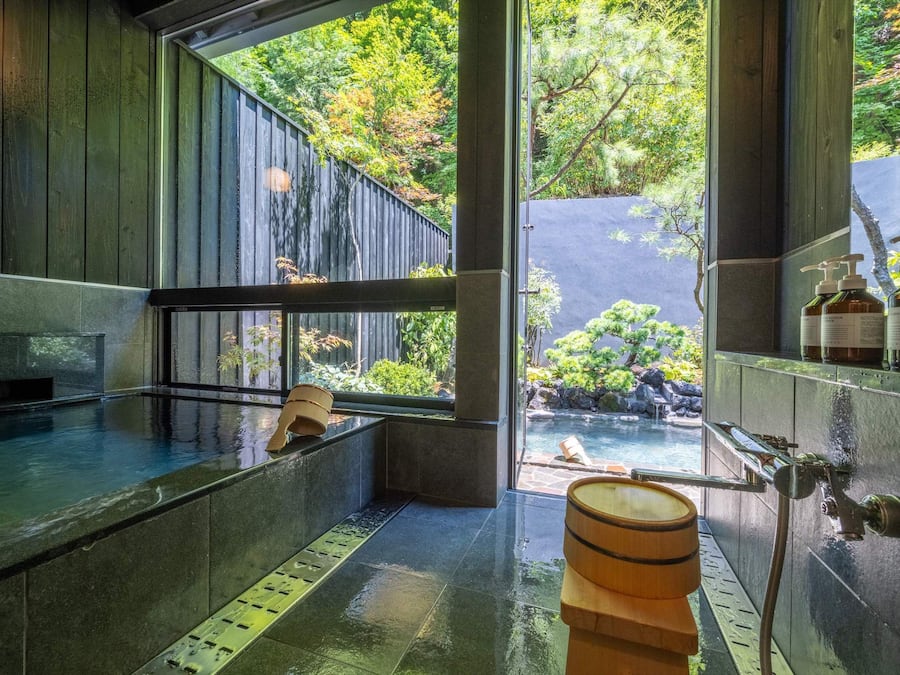 Shower, hydromassage showerhead, free toiletries, hair dryer