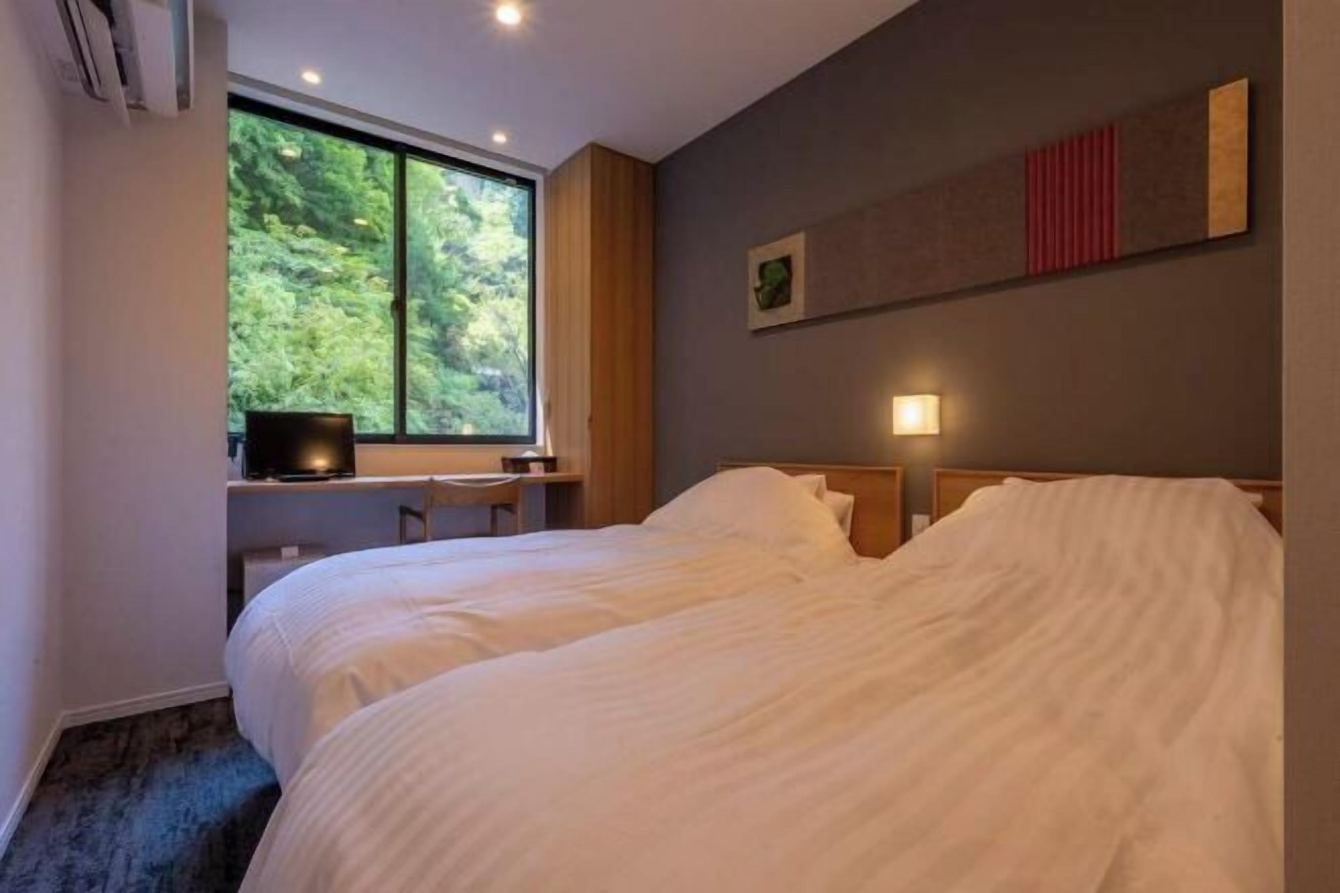 Premium bedding, down comforters, free minibar, in-room safe