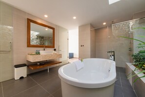 Premium villa, 4 slaapkamers, uitzicht op strand | Badkamer | Een hydromassagedouche, designer toiletartikelen, een haardroger