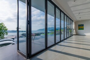 Vila premium, 4 quartos, vista para a praia | Área de estar | TV de tela plana, lareira, pisos aquecidos