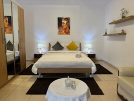 Minibar, escritorio, espacio para trabajar con laptop y wifi gratis