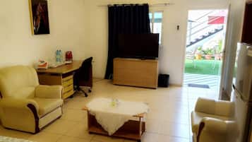 Minibar, escritorio, espacio para trabajar con laptop y wifi gratis