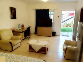 Minibar, escritorio, espacio para trabajar con laptop y wifi gratis