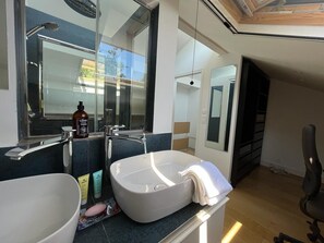 Dusche, Haartrockner, Handtücher, Seife