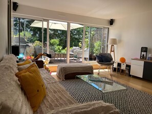 TV connectée, lecteur de DVD, livres, chaîne hi-fi
