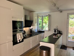 Frigorifero, microonde, forno, piano cottura